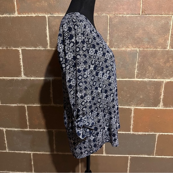 DE Collection Navy White Geo Print Popover Top Women’s S Small - Picture 4 of 9